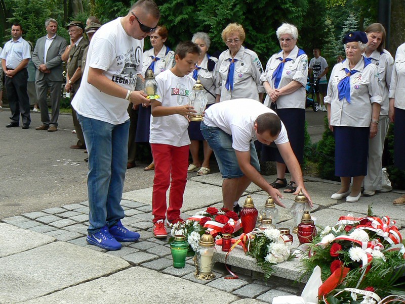 Kibice Legii i Wielimia w hołdzie Bohaterom Powstania Warszawskiego 