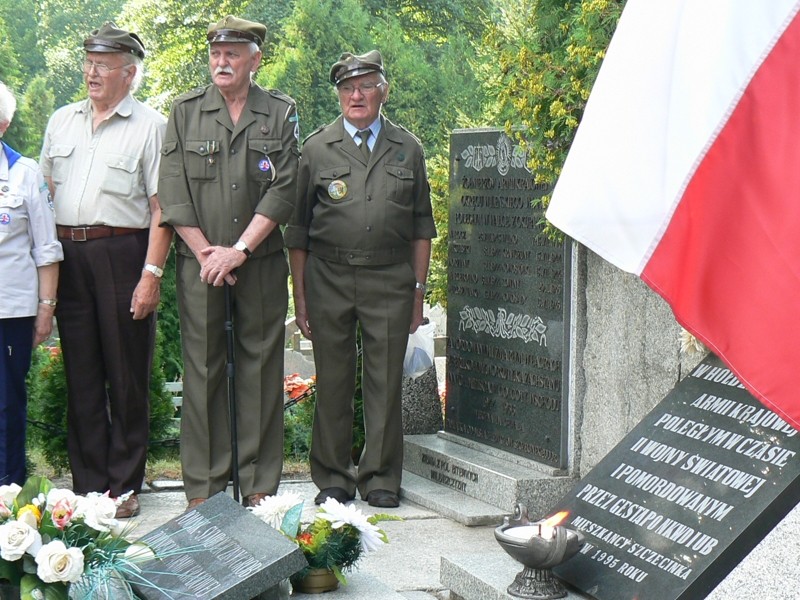Hołd żołnierzom Powstania Warszawskiego na cmentarzu w Szczecinku
