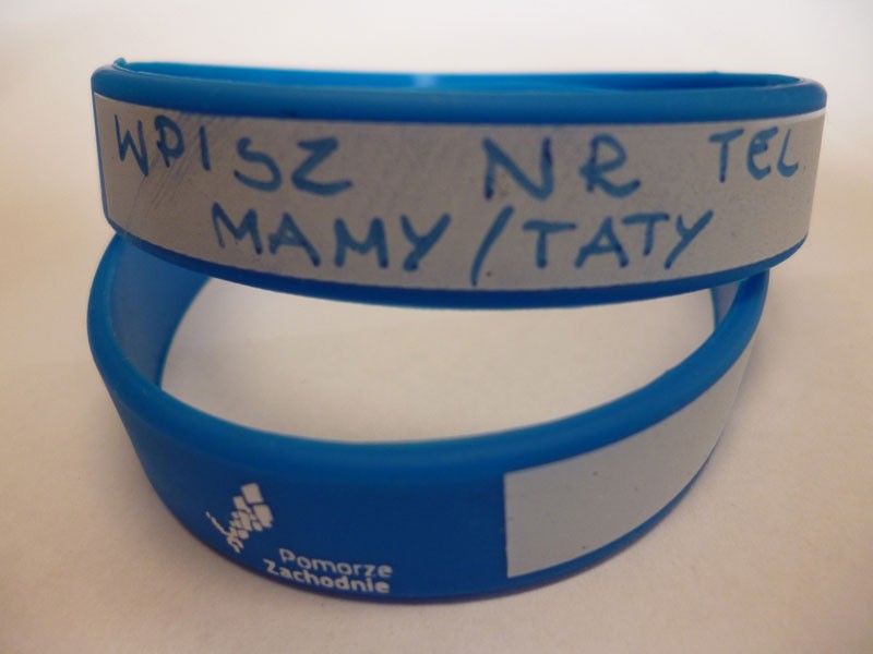 Dziecko na plaży dostanie opaskę