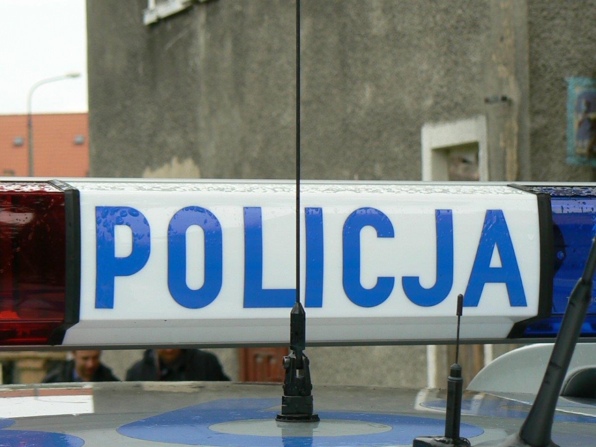 Był pijany, bił kobietę, uderzył dziecko. Jest (na razie) na wolności
