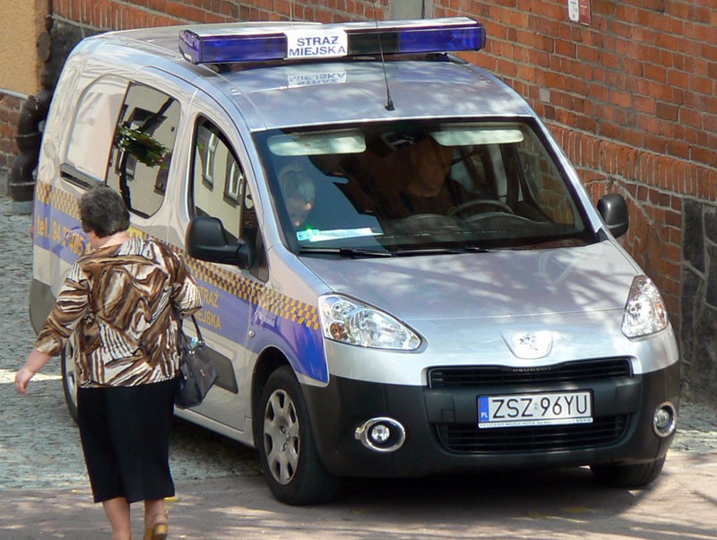 Po pieniądze z nożem w ręku, pijany rowerzysta i połamany bocian