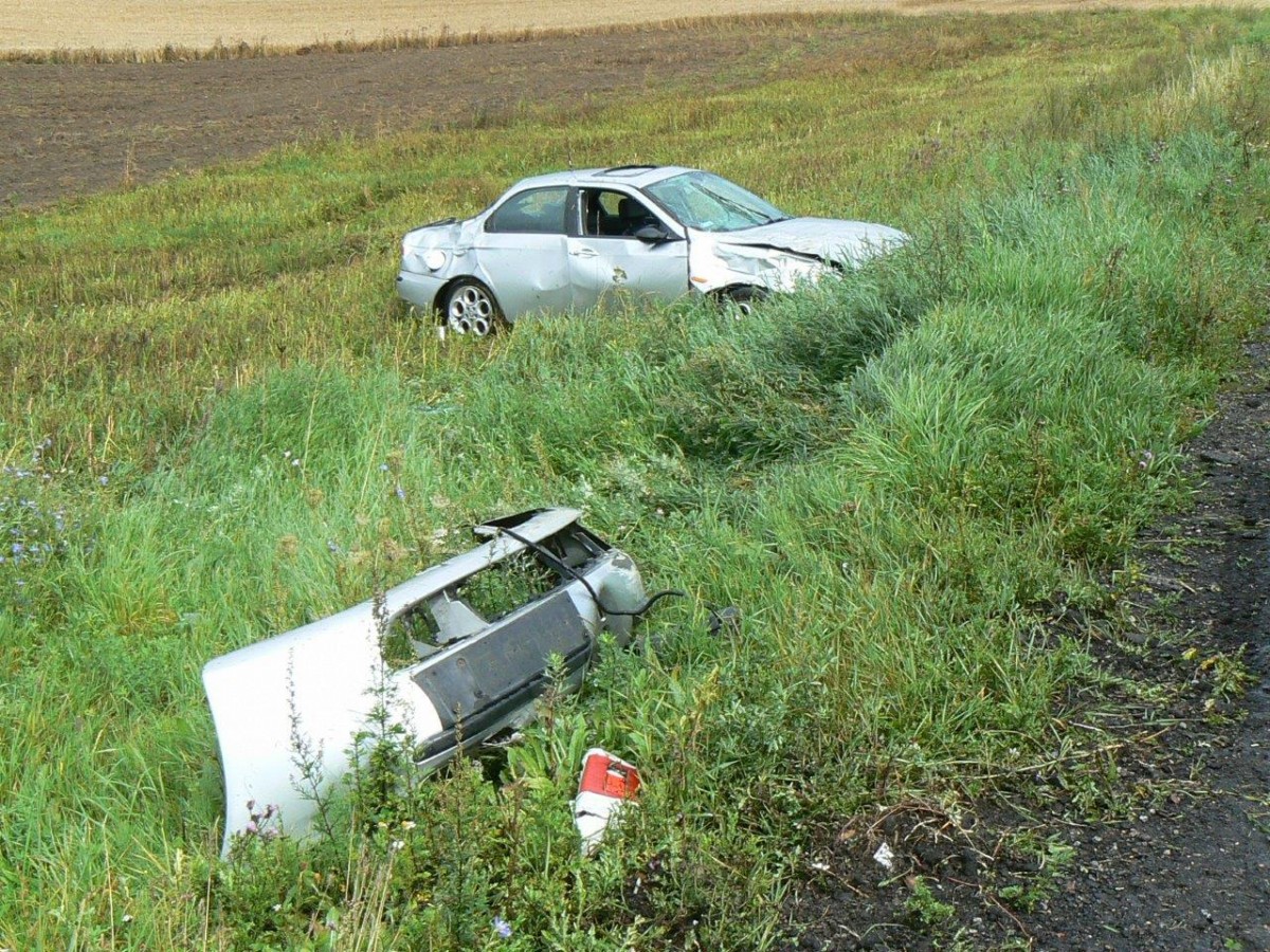 Samochód zjechał z drogi, wpadł w pole i dachował