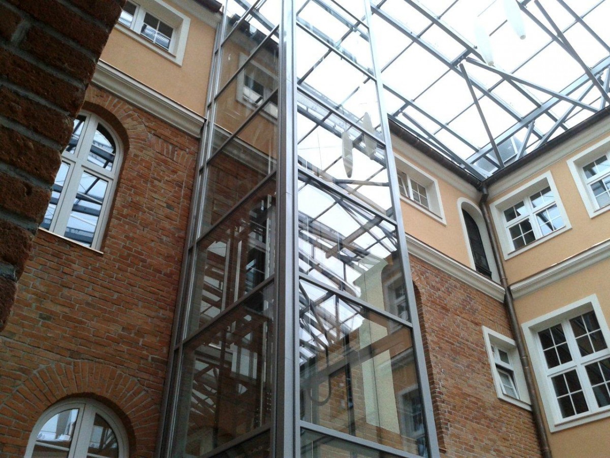 Windą na ratuszu w górę i w dół (wideo)