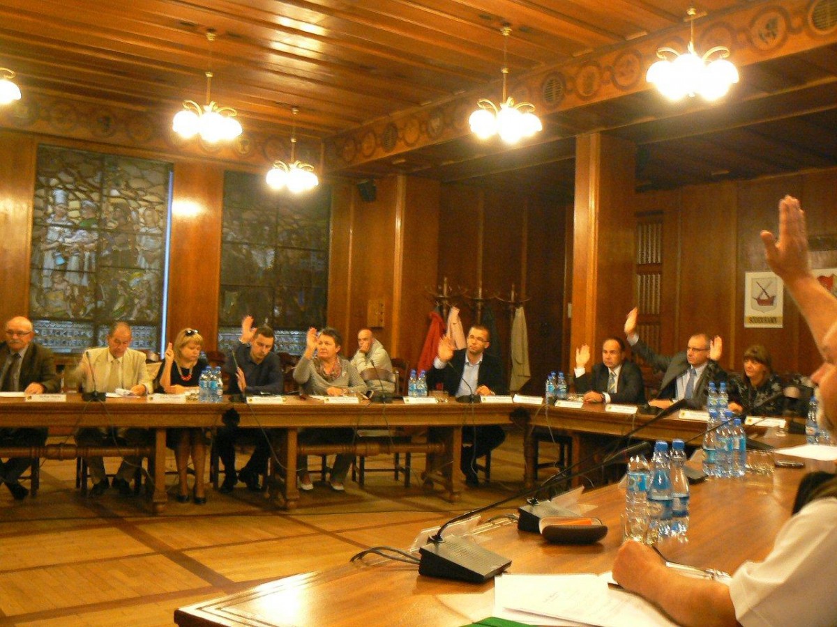 Sesja w mieście. Zmiany w budżecie, pomoc dla powiatu i obwody głosowania