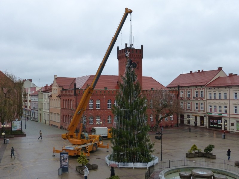 Dźwig pomoże choince na placu Wolności