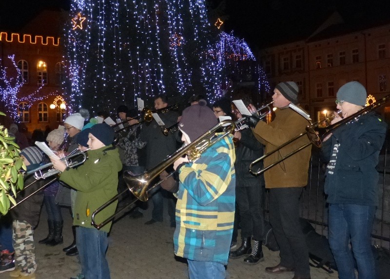 W centrum Szczecinka trąbią kolędy (obejrzyj)