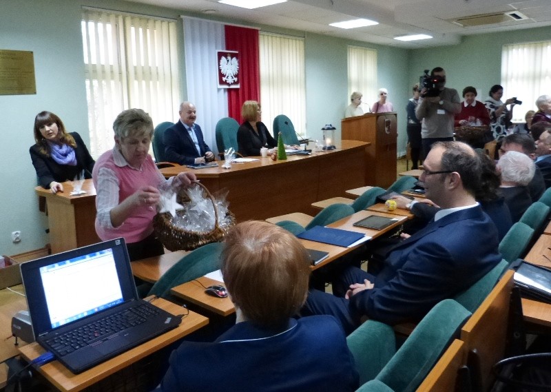 Sesja ze świętami w tle. Światełko pokoju, wspólne śpiewanie i jednogłośne głosowanie