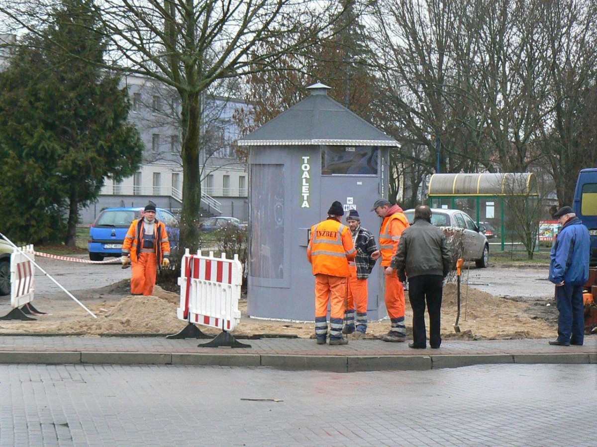 Za potrzebą - za ratusz. A automat przyjmie drobne