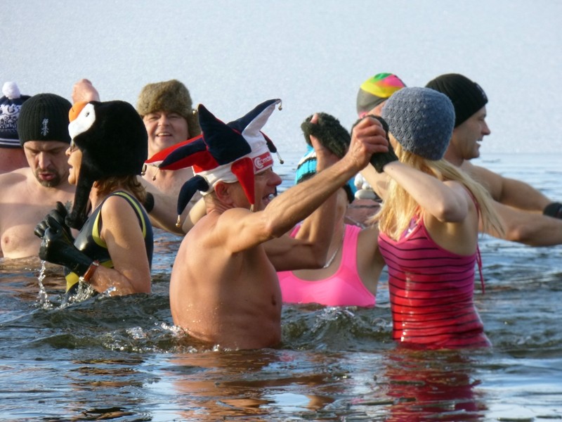 8 kresek poniżej zera a oni kąpią się w jeziorze!