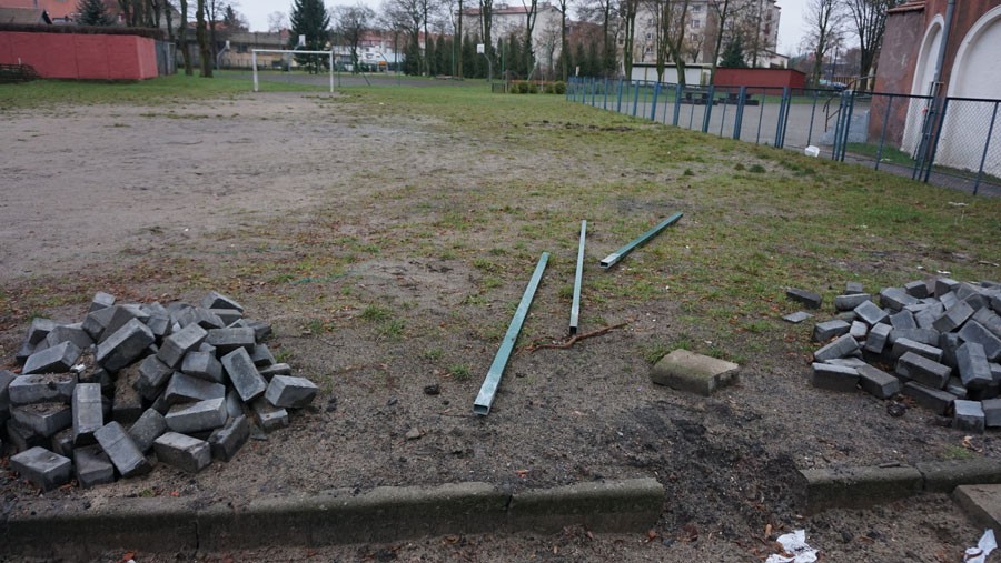 Skradzione słupki wieźli w... wózku dziecięcym