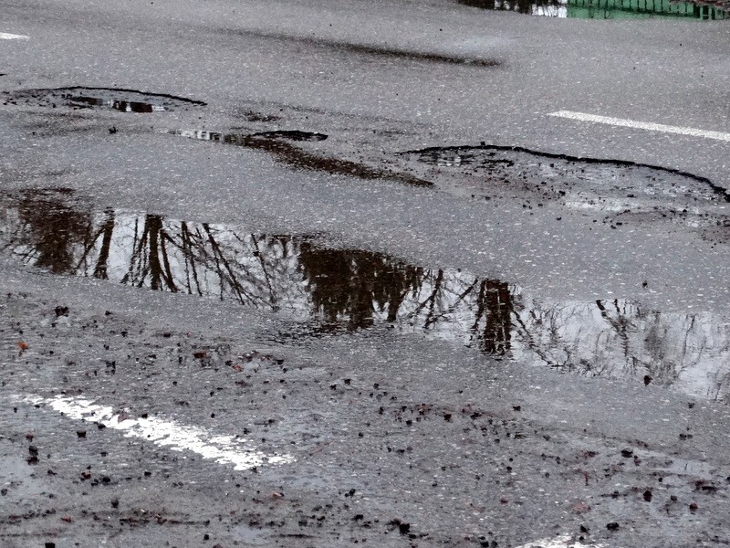 Kierowcy czekają na załatanie ul. Koszalińskiej