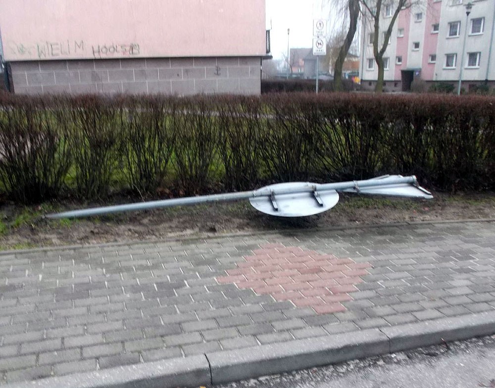 Zniszczone znaki drogowe. Objaw feryjnej nudy?