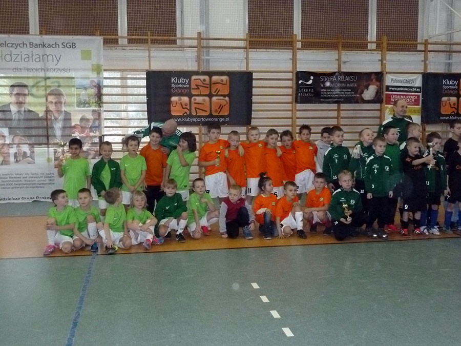 Halowy turniej piłki nożnej w Barwicach rocznika 2006 i młodsi
