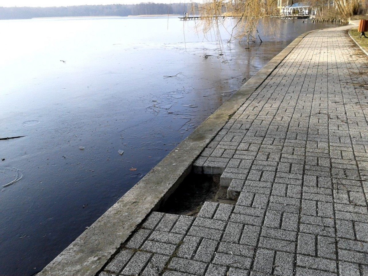 Wandale znów niszczą promenadę nad Trzesieckiem