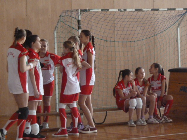 SP 7 Szczecinek wygrywa w mini siatkówce dziewcząt