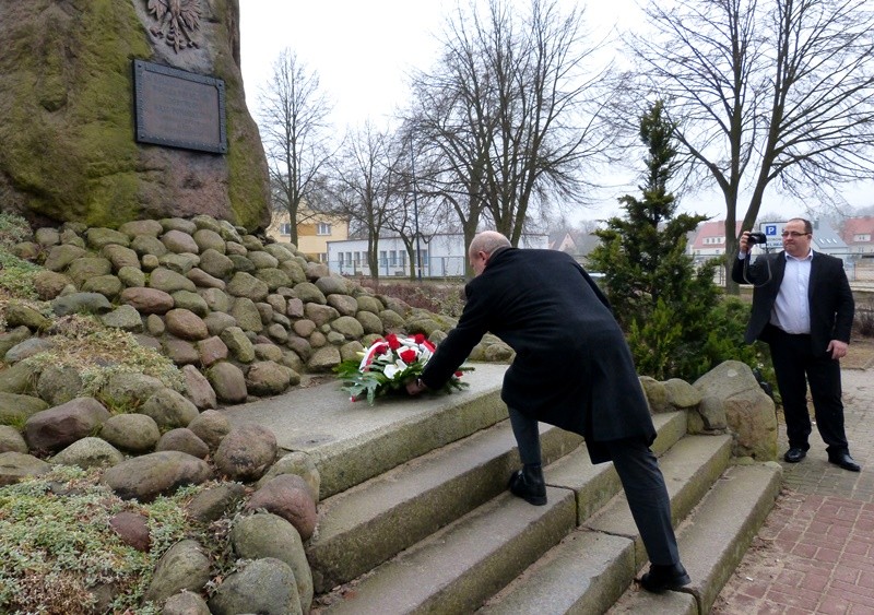 Kwiaty pod pomnikiem. Starosta obchodzi 70. rocznicę zdobycia Szczecinka