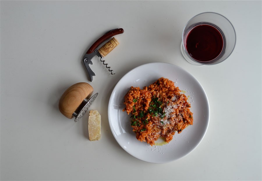 Marta przyrządza risotto z pomidorami i parmezanem