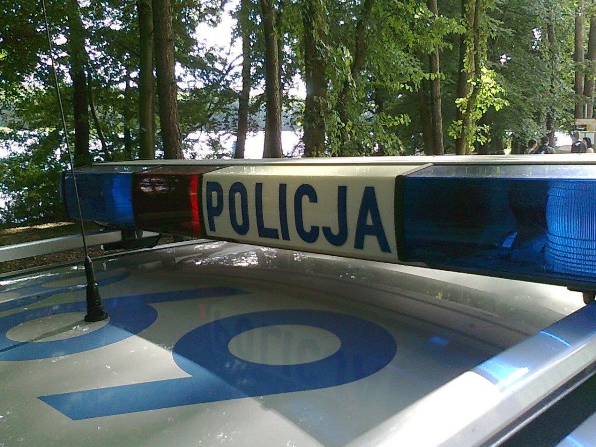 Wandal zniszczył samochód. Śmierć na drodze i pijani kierujący. Rekord tygodnia: 3 promile
