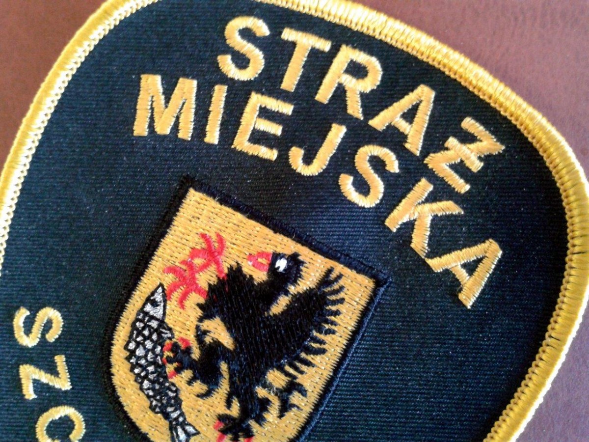 Żebrzący i pijani leżący na chodnikach, kobieta pogryziona przez psa