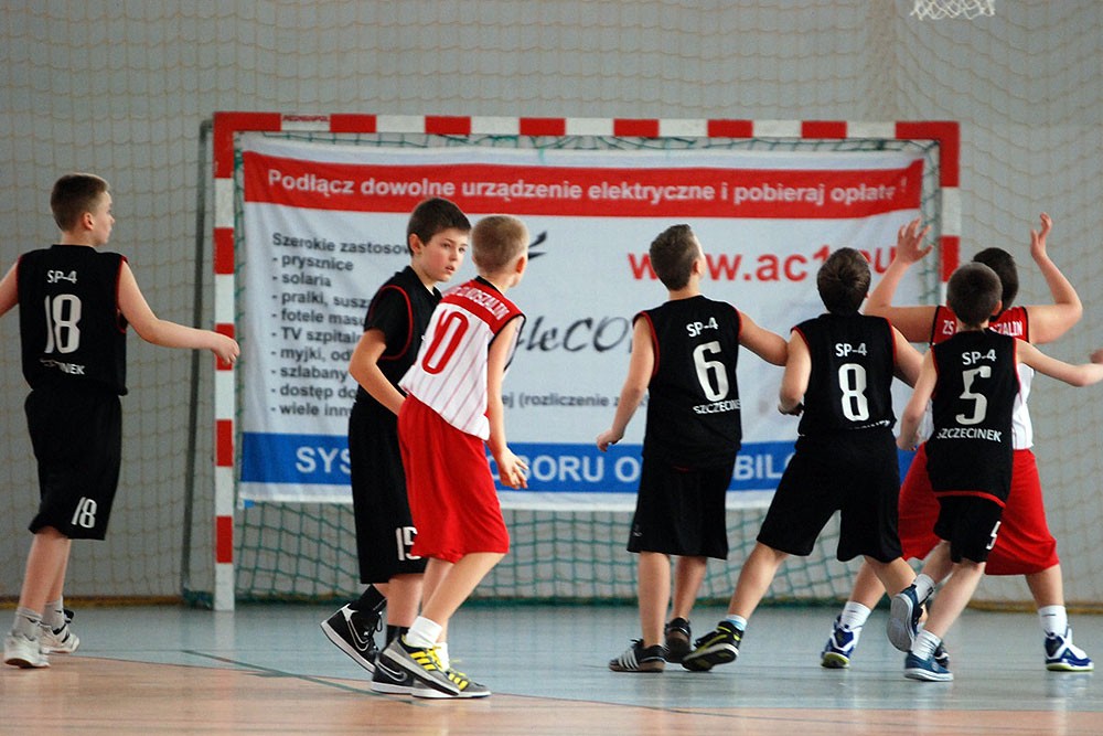 Chłopcy i dziewczęta grali w Czwórka Basket Cup