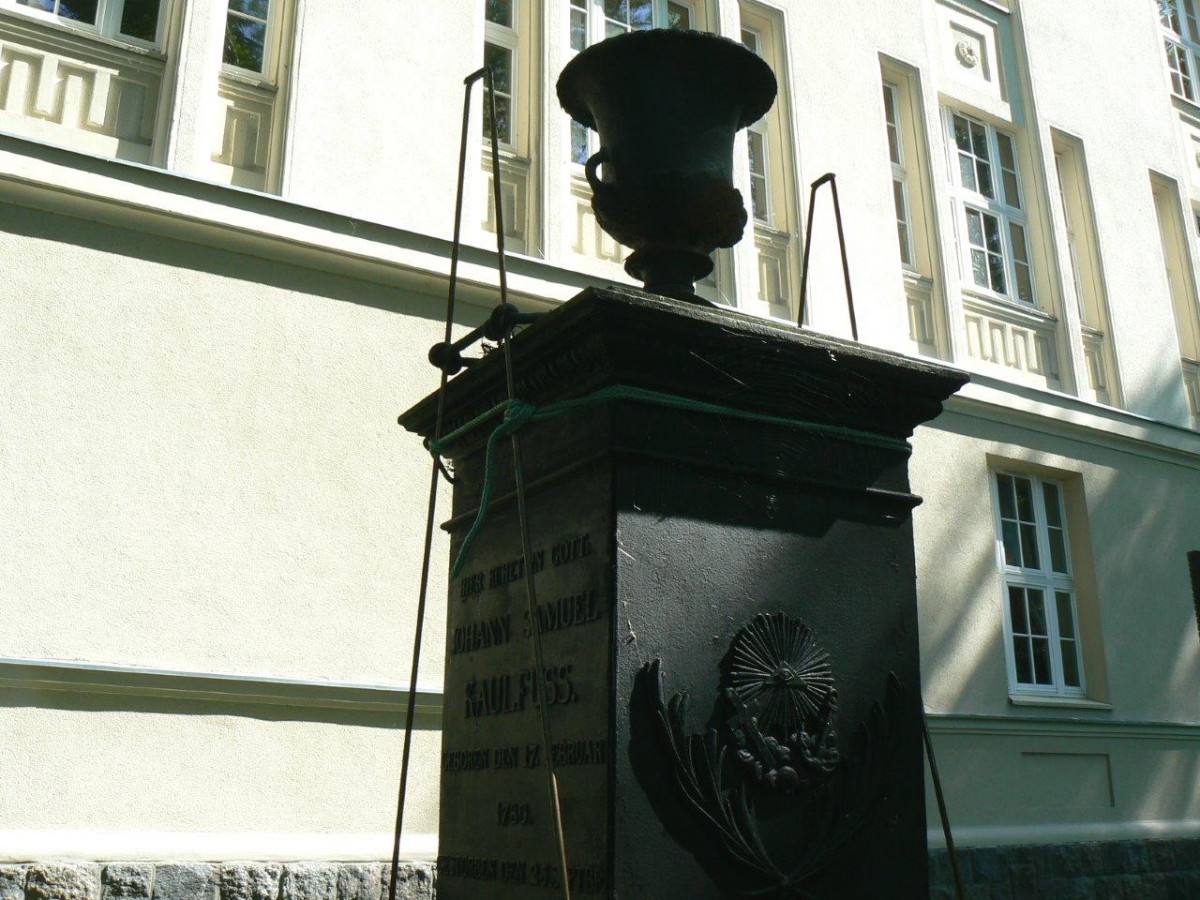 Remont pomnika przy ogólniaku za 35 tys. zł. Powiatowi pomoże miasto
