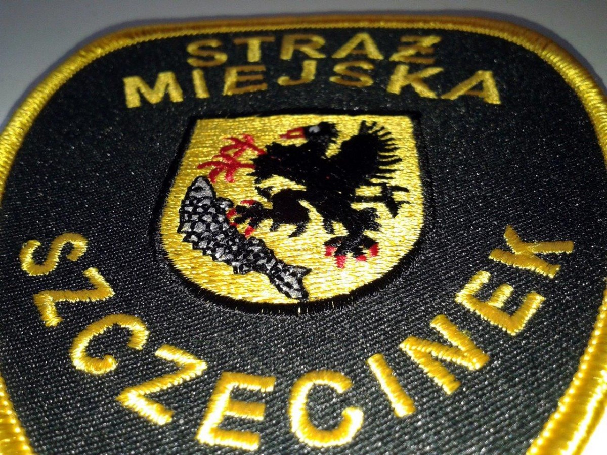 Złomiarze z trzepakiem i dziewczyny niszczące ławki