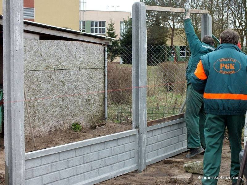 Dwumetrowy mur rozdzieli psy i... działkowców