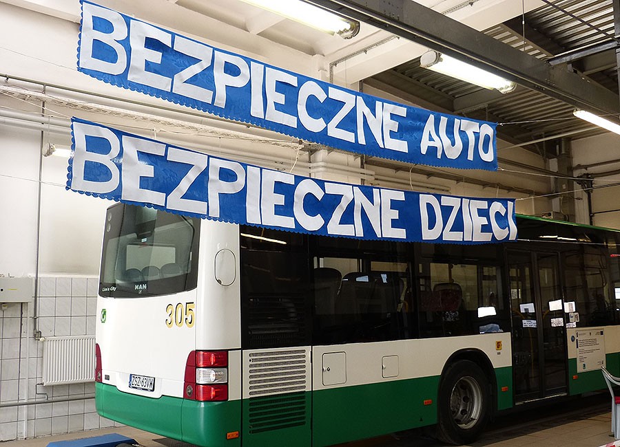 Szcześciolatki oglądały autobusy i uczyły się kasować bilety