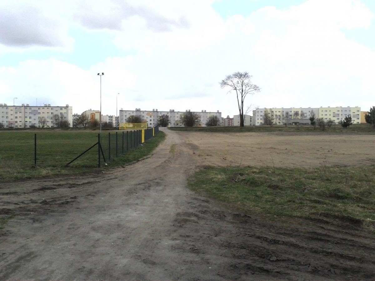 Plac koncertowy z drogą na środku