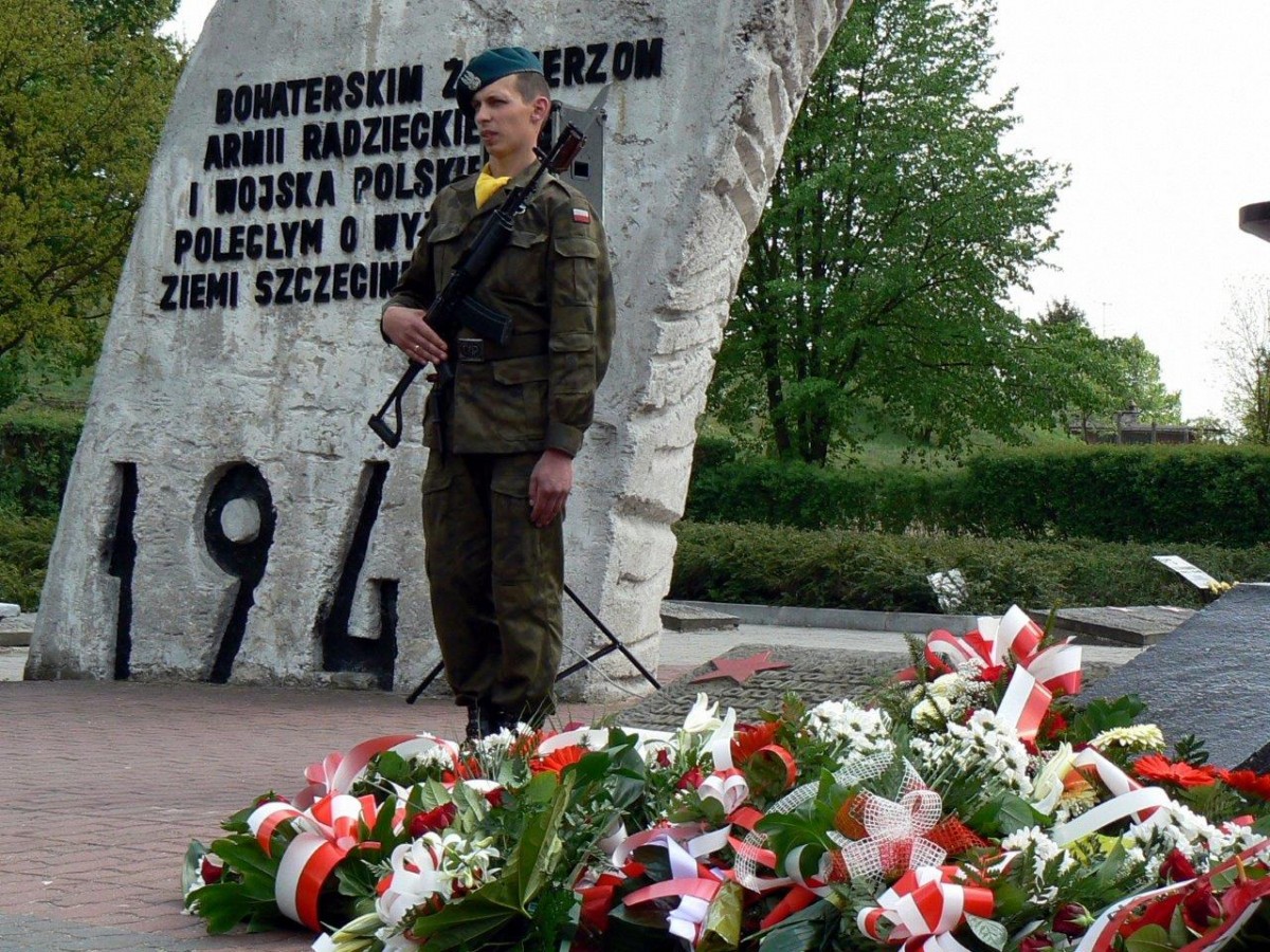 Dzień Zwycięstwa. Uroczystość na Cmentarzu Wojennym