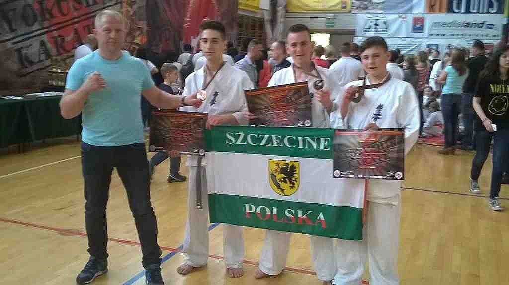 Nasi karatecy z trzema medalami