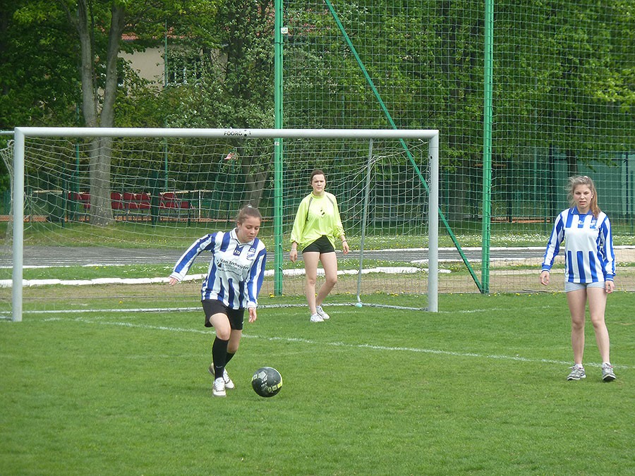 SP 7 wygrywa turniej powiatowy dziewcząt w piłce nożnej