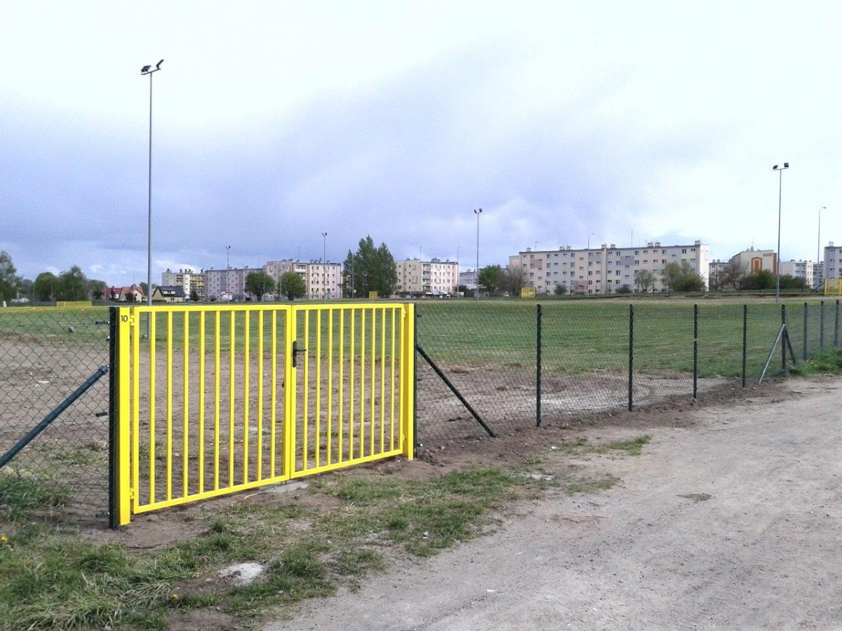 Plac koncertowy podzielony i oświetlony. Czeka na disco polo