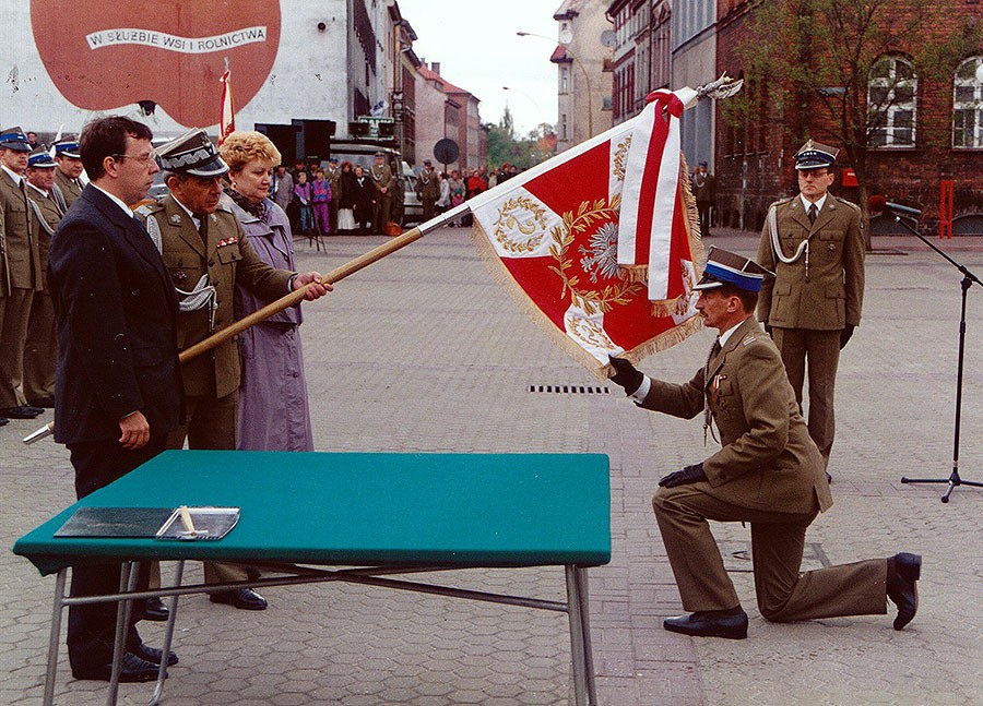 20 lat temu. Sztandar wojskowy na Placu Wolności