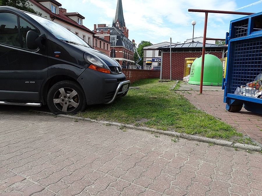 Wandale zniszczyli samochód w centrum miasta (akt.)