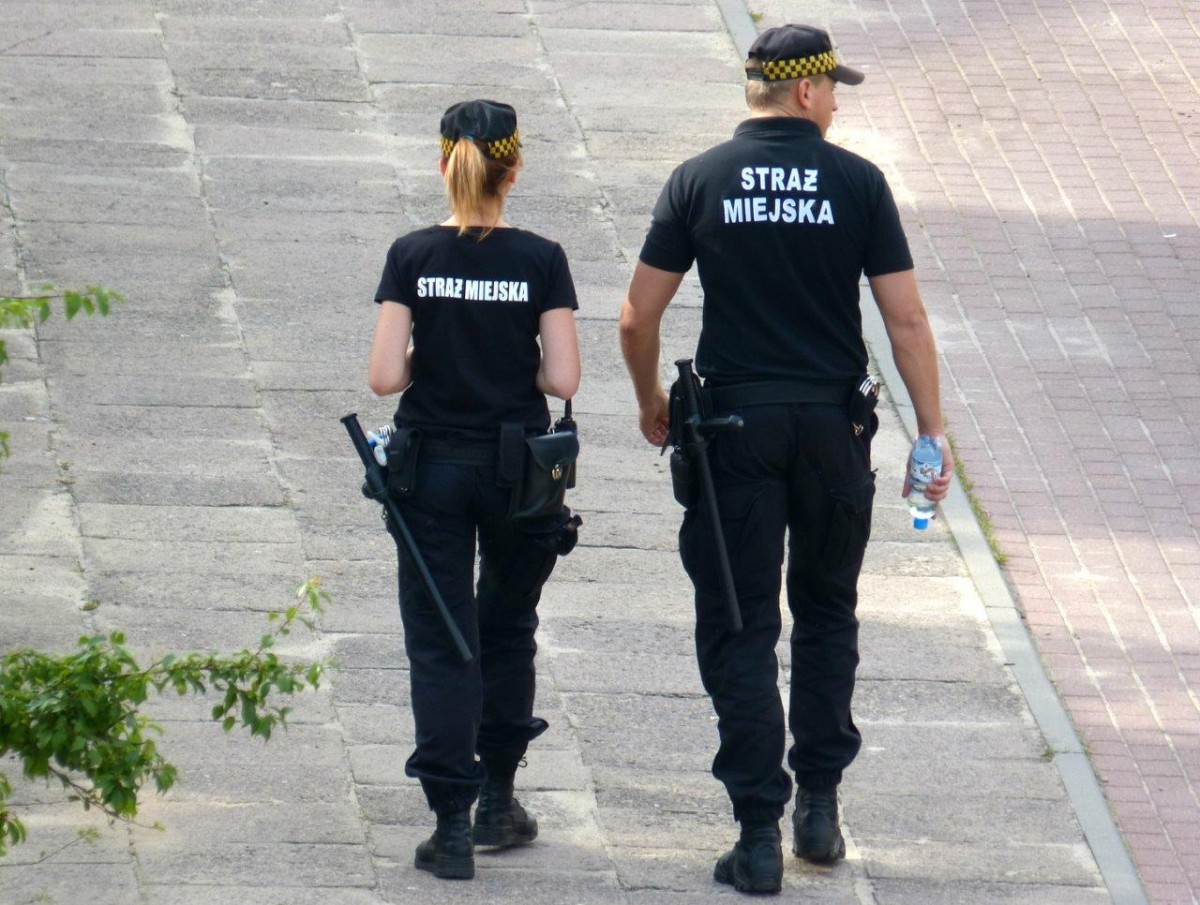 Agresywni nastolatkowie i leżący na ulicy. Tydzień Straży Miejskiej