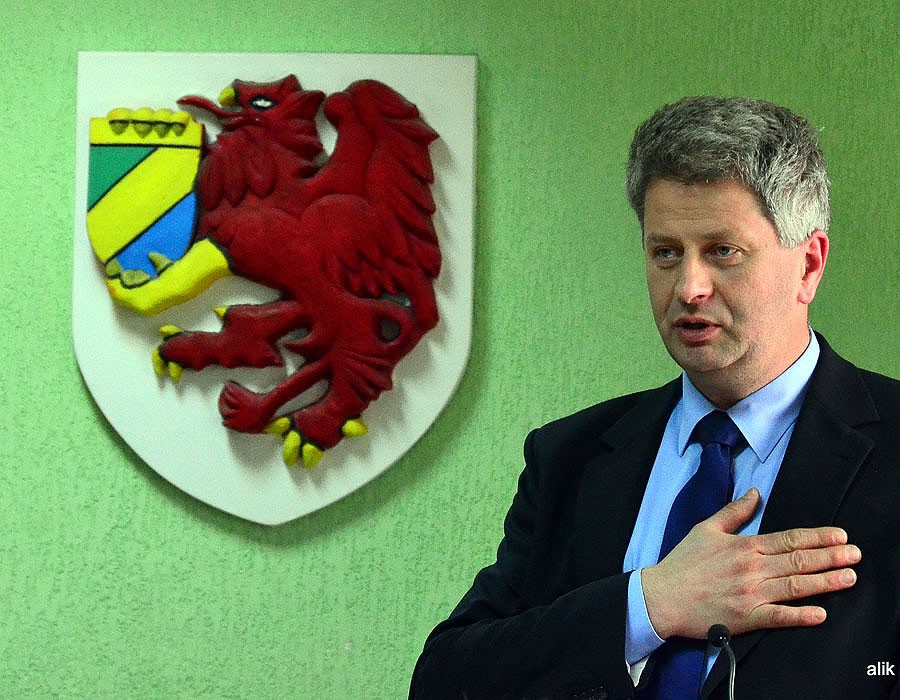 Wójt z kwiatami i absolutorium