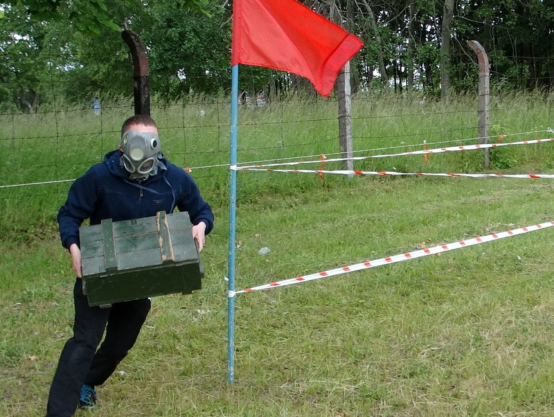 Nosili skrzynki z amunicją i strzelali