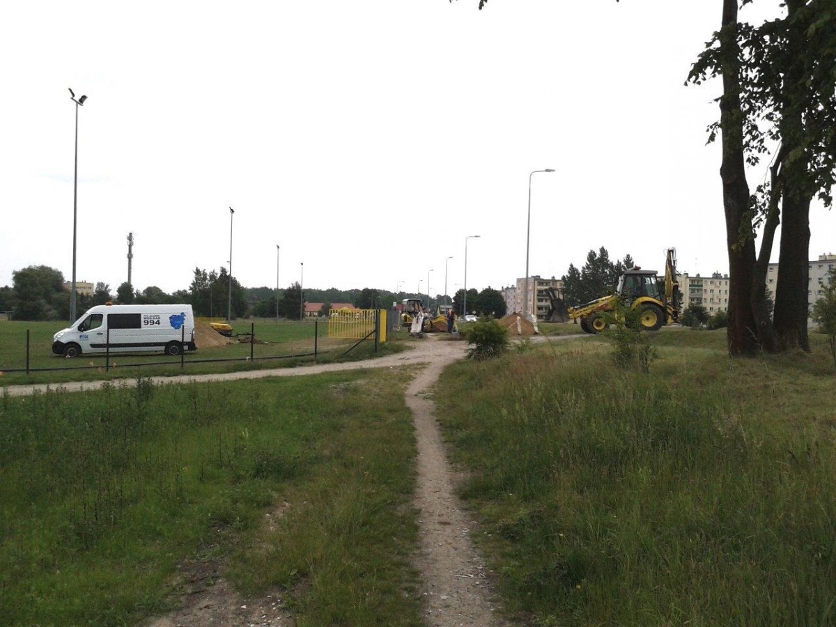 Plac koncertowy z wodą i mocniejszym oświetleniem