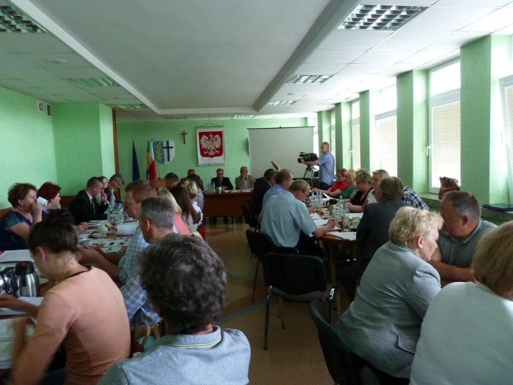 Radni gminni zmartwieni szkołami, ale popierają pensje dyrektorskie