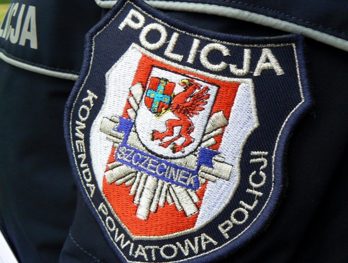 Kierowca na płocie, porysowane samochody i rowerzysta z zakazem
