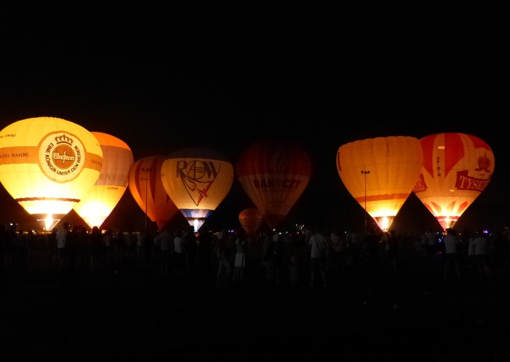 Balony nocą jako część koncertu disco polo