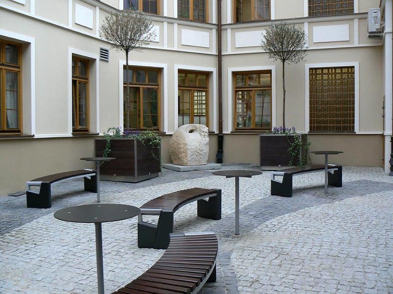 Kawa na ratuszowym dziedzińcu - już niedługo