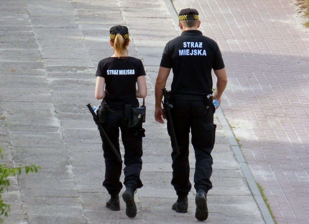 Pijany na placu zabaw, pijany na schodach