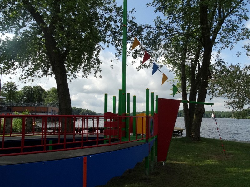 Nowy plac zabaw czeka w parku. Radni martwią się, że dzieci wydepczą trawę