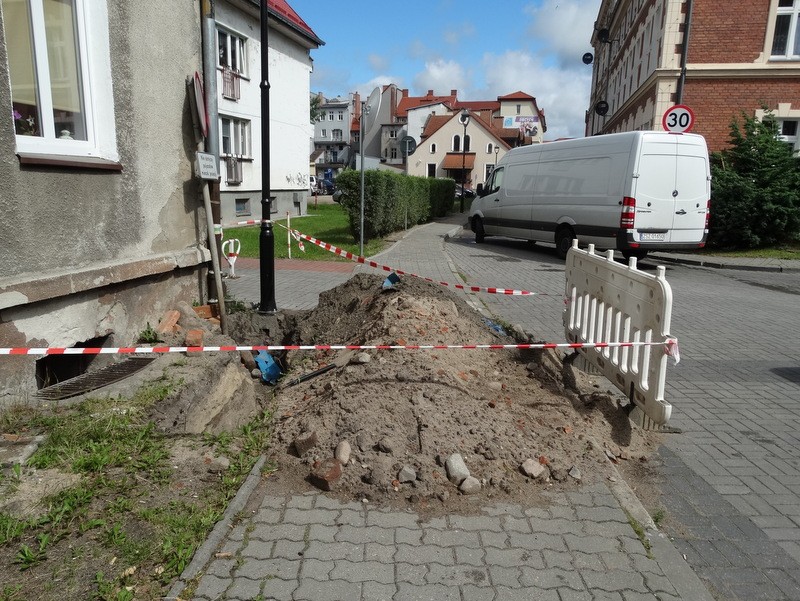 Dwa tygodnie z dziurą w chodniku