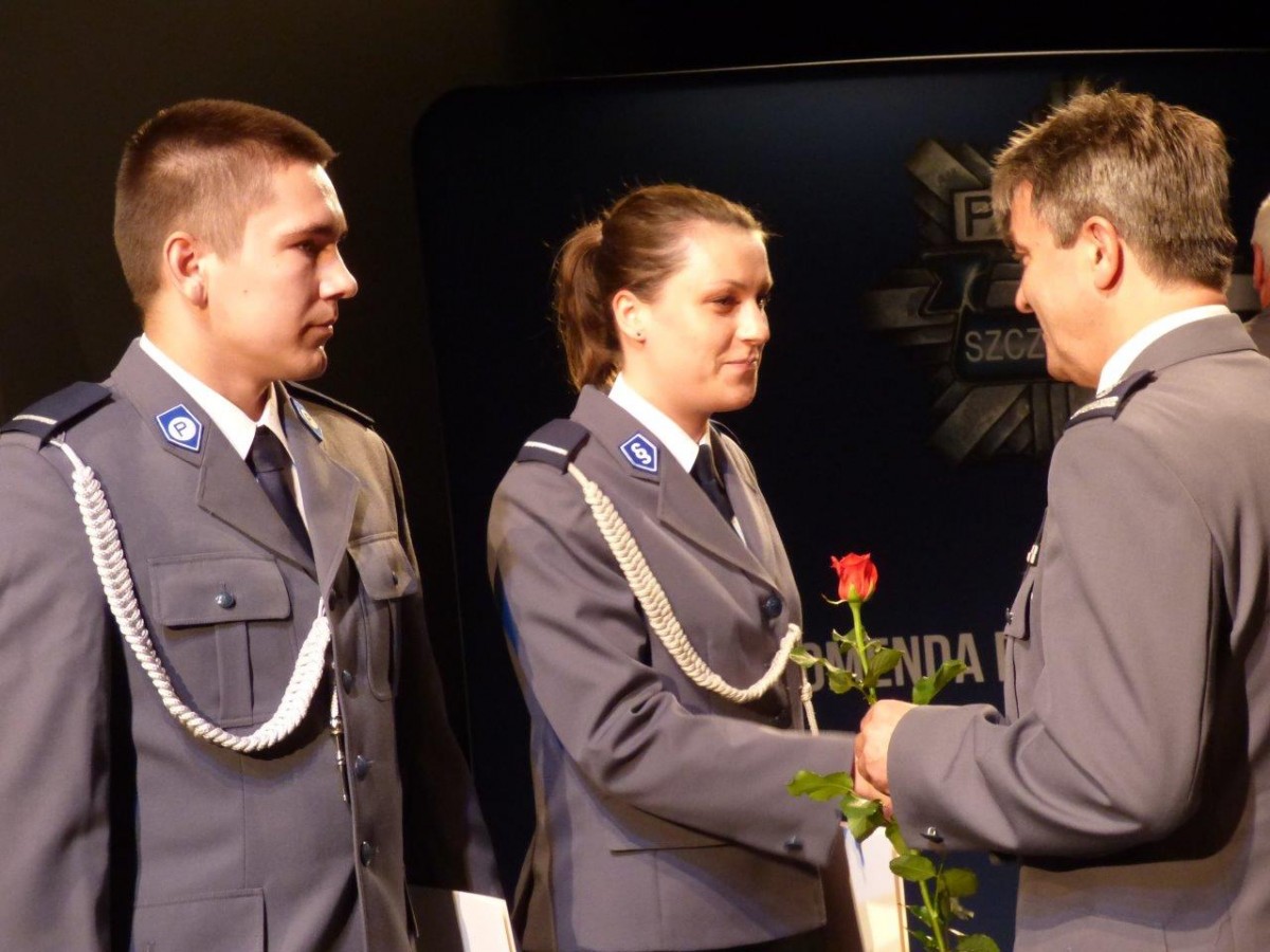 Awanse, odznaczenia i czerwone róże. Świętowali szczecineccy policjanci