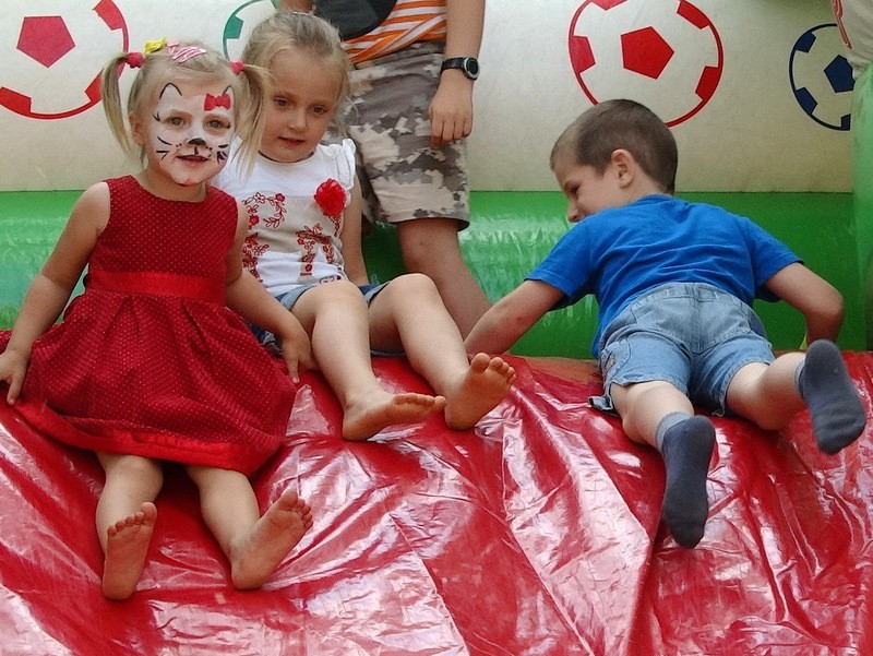 Familijne, smerfowe popołudnie w szczecineckim parku