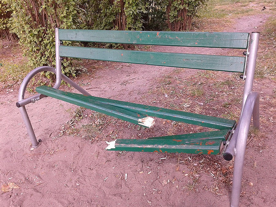 Połamana ławka trochę kosztuje