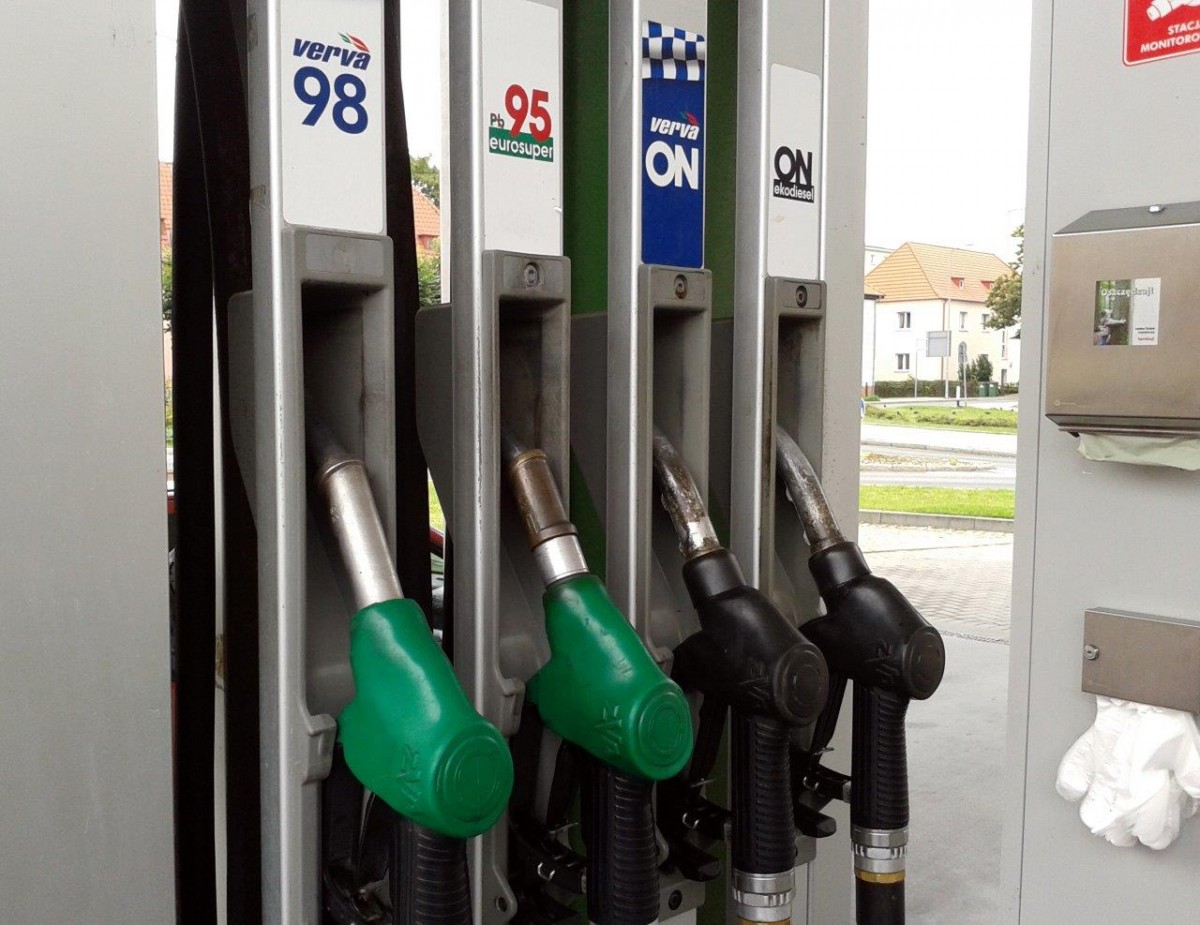 Paliwo tanieje, ceny nie spadają